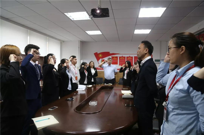 �޷ܶ������ഺ�O�����к�����˾���������˶�100������̸��