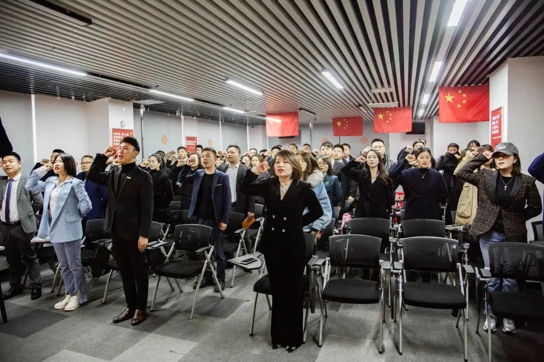 ���ƶ��ϣ������г����������߹�����4����ʦ���һ·�߸裬��ָ�۷壡